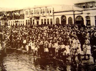 Refugees congregate on the seafront  Smyrna 1922 (2)